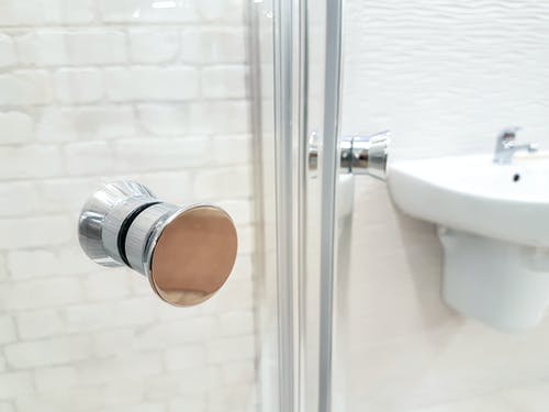 Jak vměstnat vše důležité do malé koupelny? Pár rad, jak vybavit i malou panelákovou koupelnu!